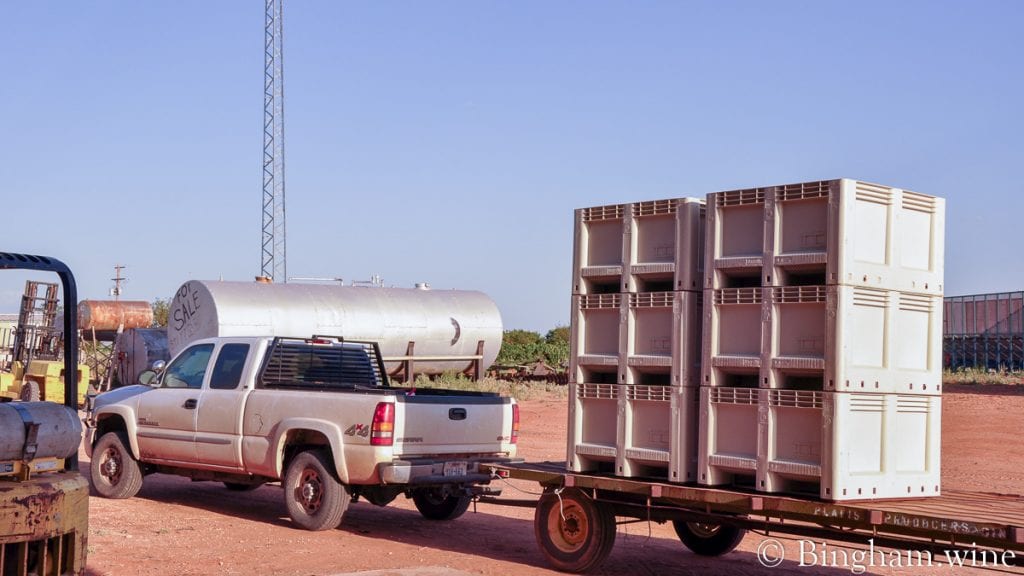 20090824_0044-1200-web-16x9 | Bingham Family Vineyards pickup polling a trailer with tots of grapes