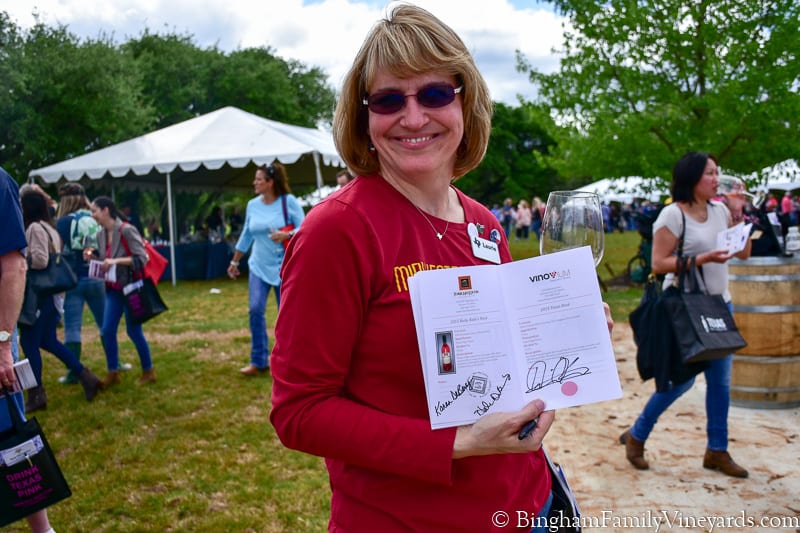 17.04.01_TXwineRevolution_126-800web | Bingham Family Vineyards women with boliton at Texas wine revolution