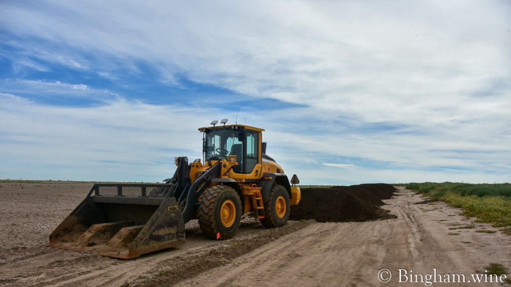 21.08.11_Compost_012-1200-web-16x9 | Bingham Family Vineyards Front loader with piles of compost along the crop rows at Bingham Organic Farms.